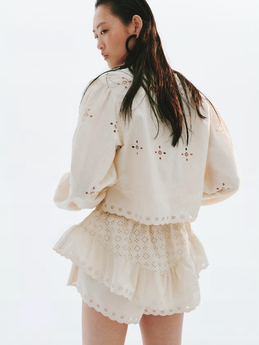 H&M Eyelet Embroidered Cotton Shorts Size M NWT (Light Beige) - Picture 3 of 16